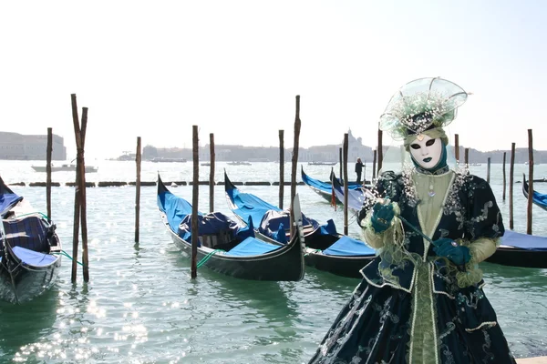 ヴェネツィア, イタリア - 3 月 6 日： 正体不明の仮面人に立つ — ストック写真