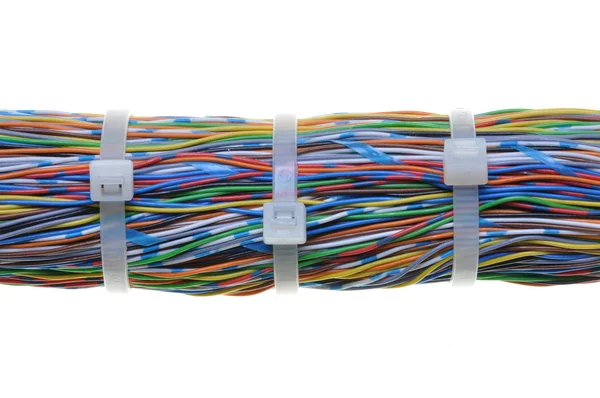 Бульбашка кольорових кабелів з кабельними стяжками — стокове фото