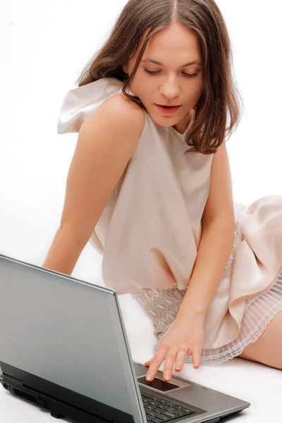 Genç kadın bir dizüstü bilgisayar kullanarak — Stok fotoğraf