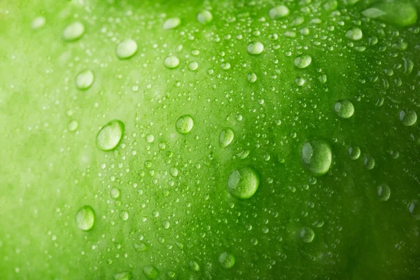 Kapka vody na povrchu zelené jablko — Stock fotografie