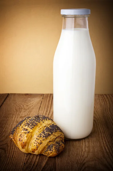 Milk with bun — Stock Photo, Image