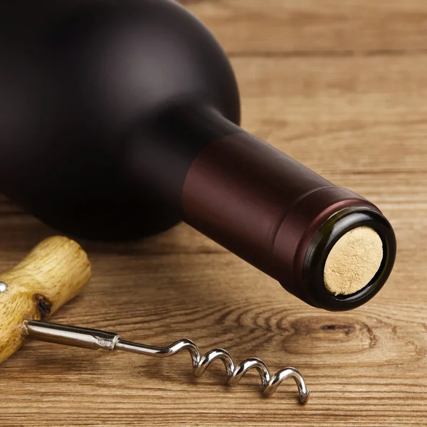 Şarap şişesi ve tirbuşon. — Stok fotoğraf
