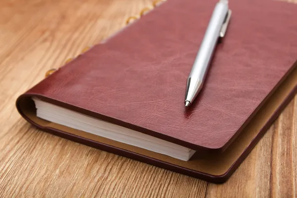 Kladblok met pen — Stockfoto