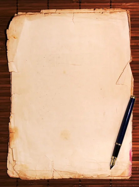 En gamla papper och fontän penna — Stockfoto