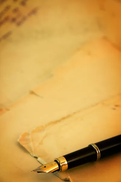 En gamla papper och fontän penna — Stockfoto