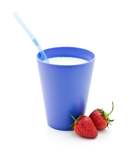 Milk and strawberries — Stock Photo, Image