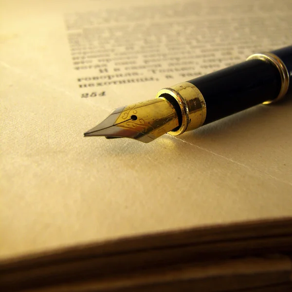 Inkoustové pero a jako otevřená kniha — Stock fotografie