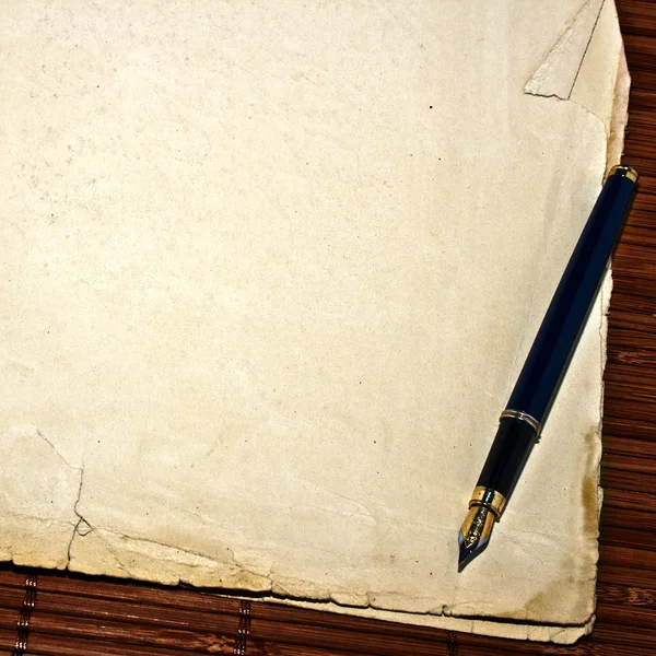 Pluma de tinta y papel viejo — Foto de Stock
