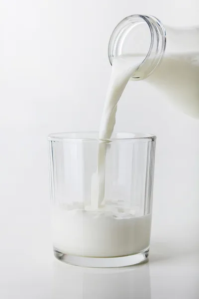 Молоко в стакане — стоковое фото