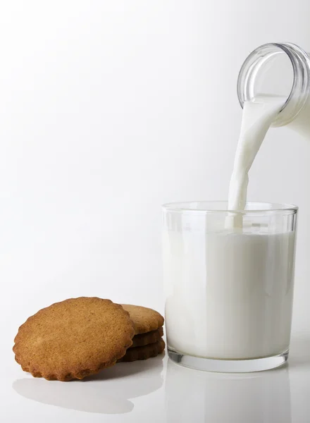 Milch mit Keksen — Stockfoto