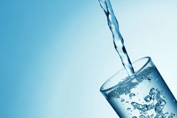 Häll vatten i ett glas — Stockfoto