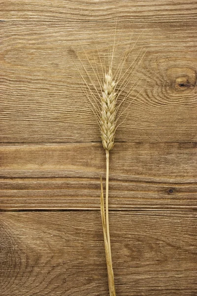Ahşap üzerine buğday — Stok fotoğraf