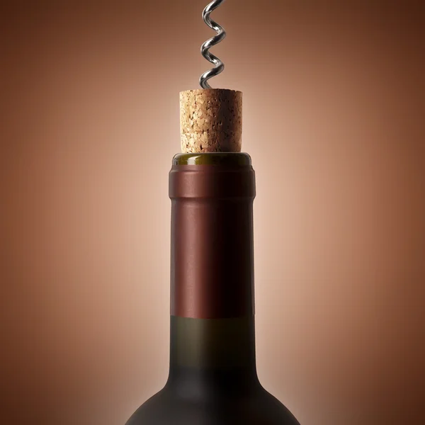 Открытие бутылки вина — стоковое фото