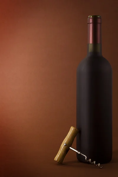 Vinflaska och korkskruv — Stockfoto