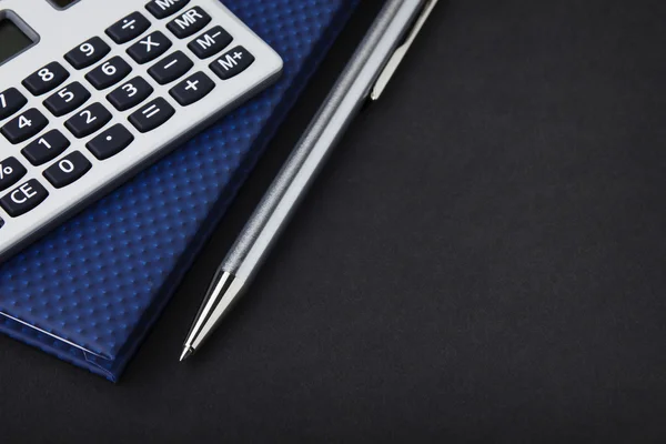 Caderno, caneta e calculadora — Fotografia de Stock