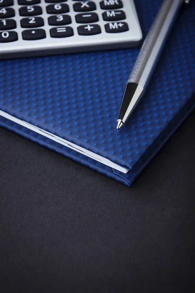 Caderno, caneta e calculadora — Fotografia de Stock