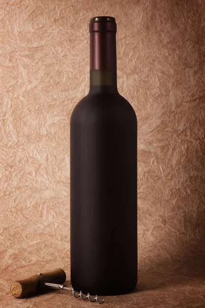 Garrafa de vinho e saca-rolhas — Fotografia de Stock