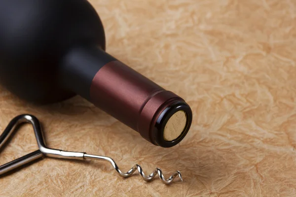 Láhev vína a vývrtka — Stock fotografie