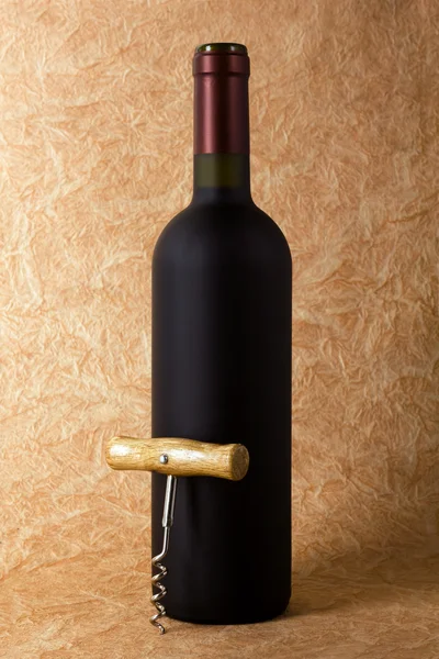 Sacacorchos y botella de vino — Foto de Stock