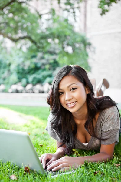 Aziatische student op de campus — Stockfoto