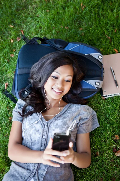 Студентка азиатского колледжа слушает музыку — стоковое фото