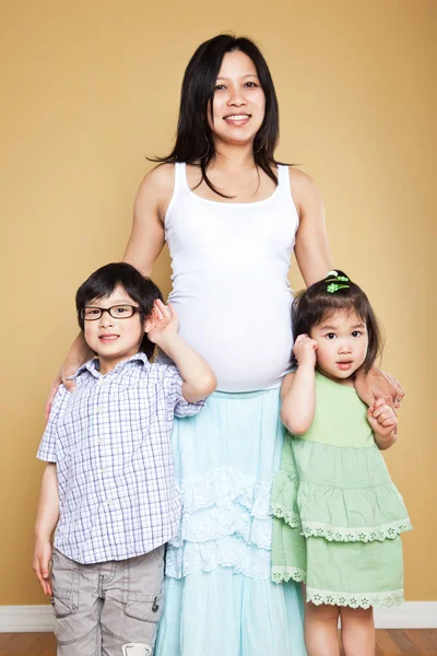 Έγκυος ασιατικές μητέρα και τα παιδιά της — Φωτογραφία Αρχείου