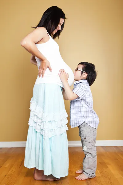 亚洲孕妇和她的儿子 — 图库照片