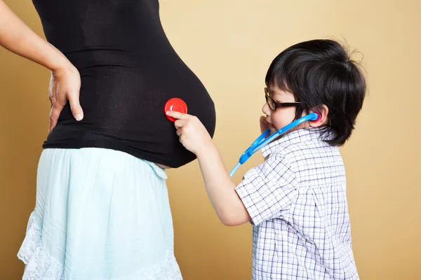 Embarazada asiática madre y su hijo —  Fotos de Stock