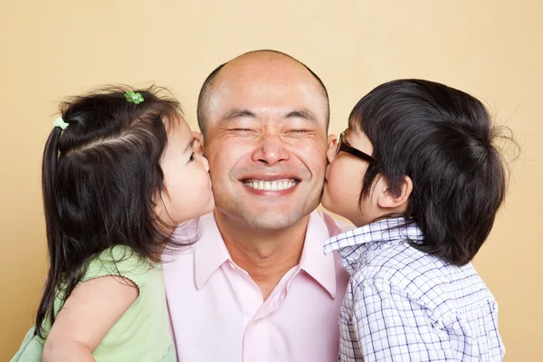 Asyalı baba ve çocuklar — Stok fotoğraf