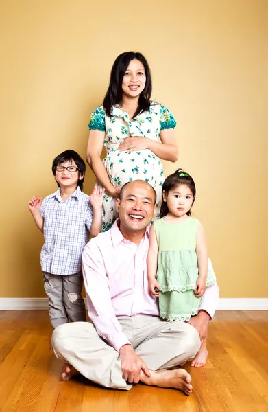 Χαρούμενη ασιατική οικογένεια — Φωτογραφία Αρχείου