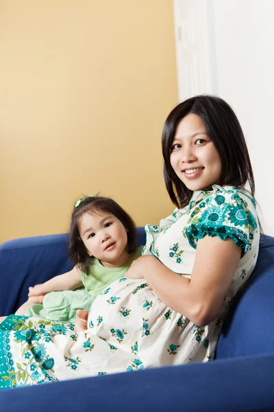 임신 아시아 어머니와 그녀의 딸 — 스톡 사진