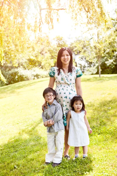 怀孕的亚洲母亲和她的孩子们 — 图库照片