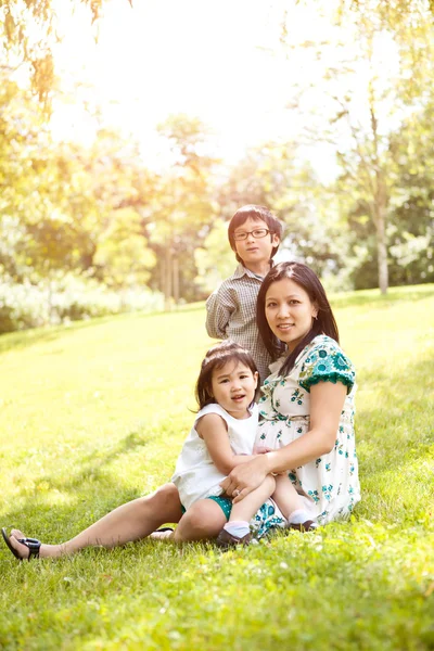 Беременная азиатская мать и ее дети — стоковое фото
