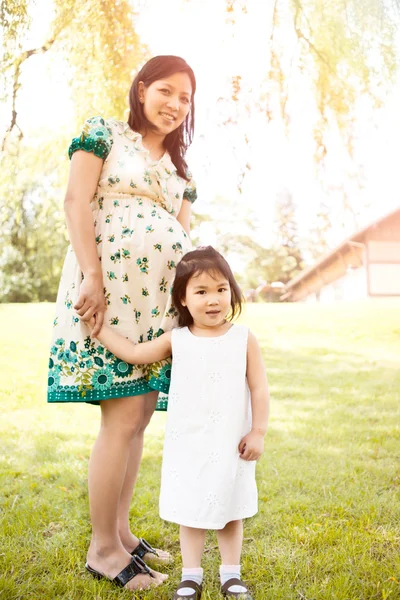 Pregnant Asian mother and her daughter — Stock Photo, Image
