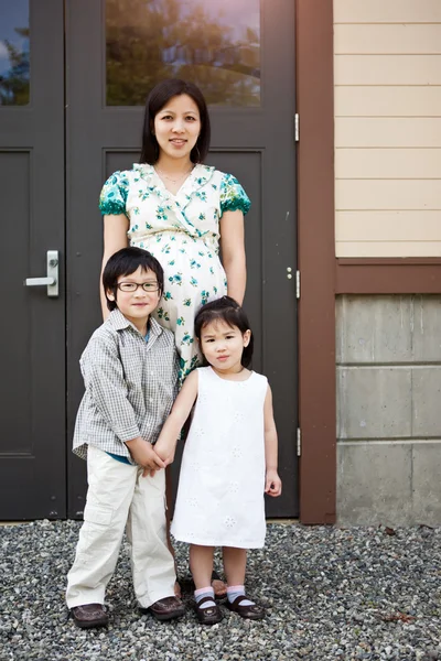 Těhotná matka Asie a její děti — Stock fotografie