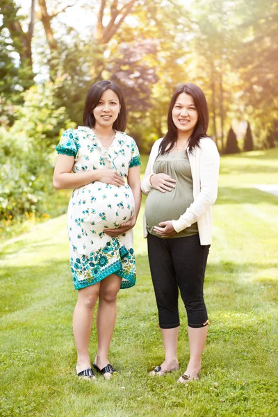 Femmes enceintes asiatiques — Photo