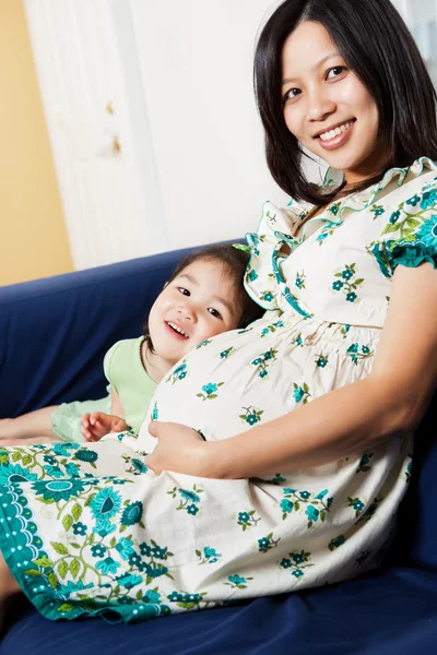 妊娠中のアジアの母と彼女の娘 ストックフォト