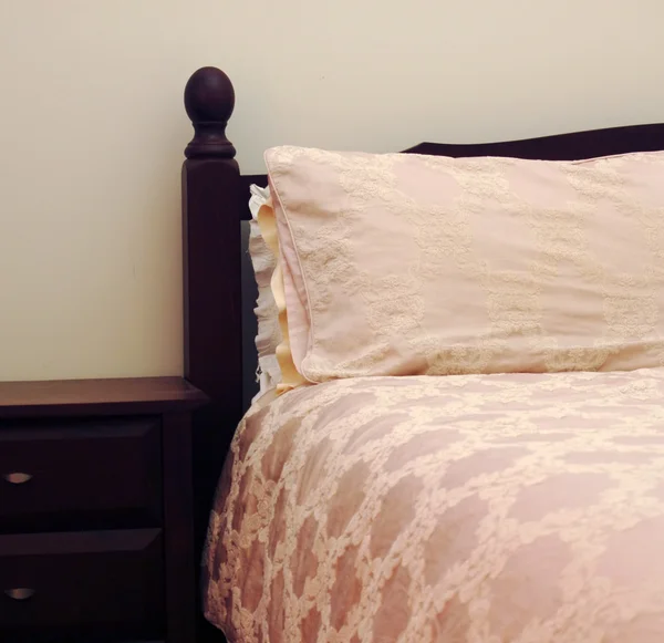 豪華なベッドの部屋でベッド — ストック写真