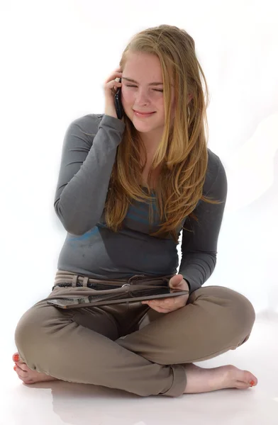 Blondes Mädchen ein Smartphone-Tablet — Stockfoto