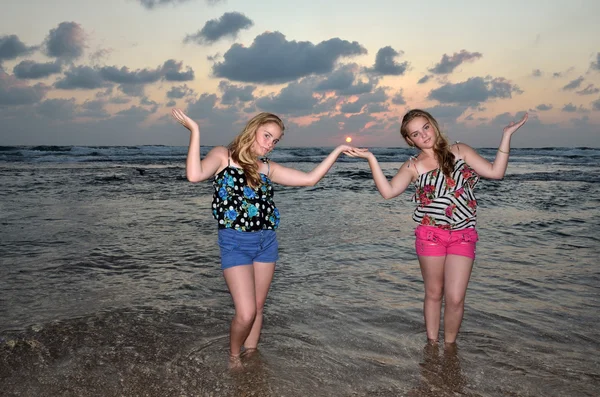 Two girls blonde on the beach at sunset — Stock Photo, Image