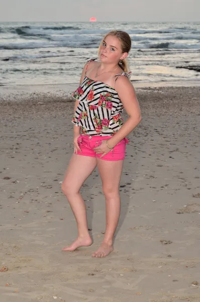 Gün batımında sahilde sarışın kız — Stok fotoğraf