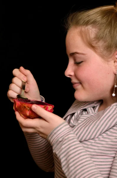 Κορίτσι με φρούτα δράκος φρούτα — Φωτογραφία Αρχείου