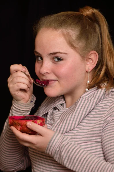 Κορίτσι με φρούτα δράκος φρούτα — Φωτογραφία Αρχείου