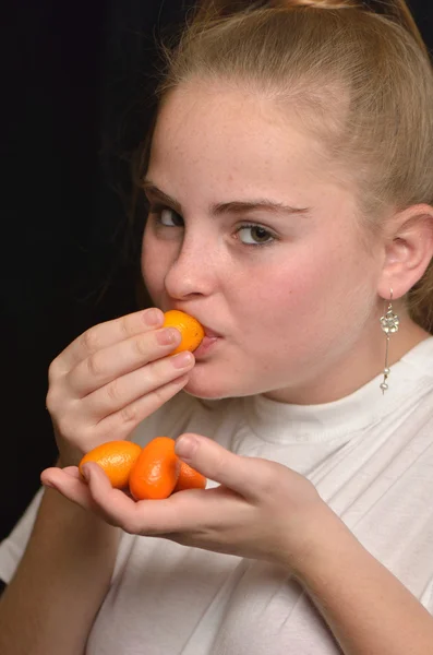Menina com frutas laranja chinês — Fotografia de Stock