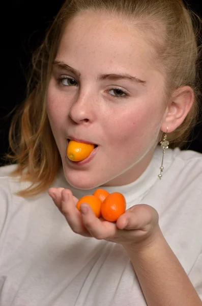 Ragazza con frutta arancione cinese — Foto Stock