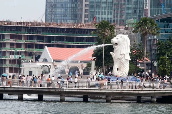 Merlion standbeeld fontein in singapore — Stockfoto