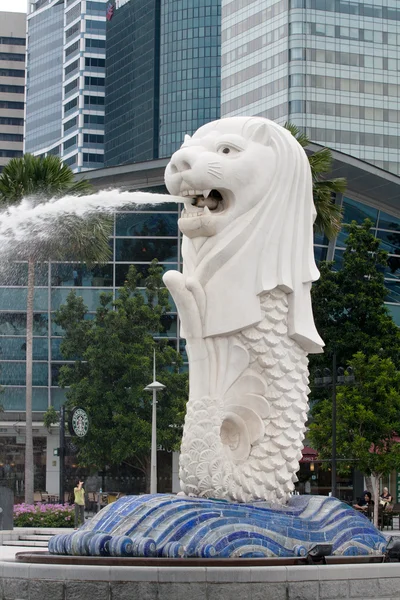 싱가포르에서 머 라이언 동상 분수 — 스톡 사진