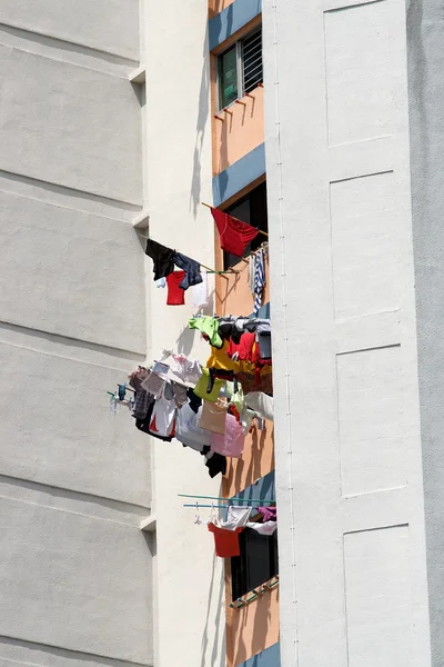 Wäschetrocknen aus Fenstern, Singapore — Stockfoto