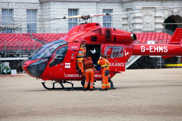 London's Air Ambulance śmigłowiec zespołu — Zdjęcie stockowe