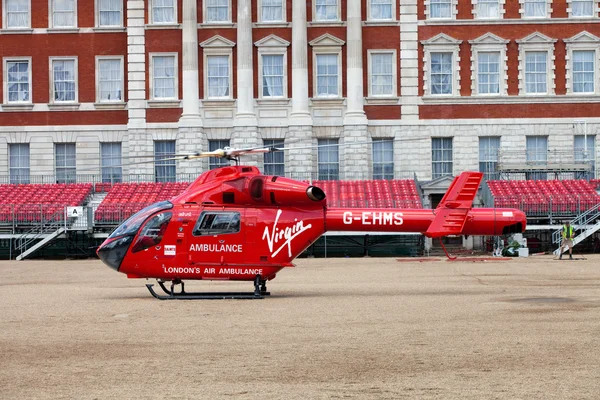 伦敦的空中救护直升机 — 图库照片